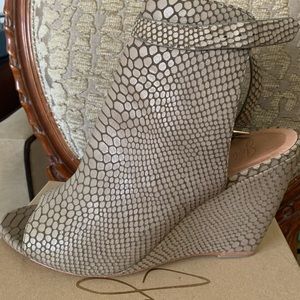 Joie Windsor lizard embossed bootie. Gravel color. Sz 40